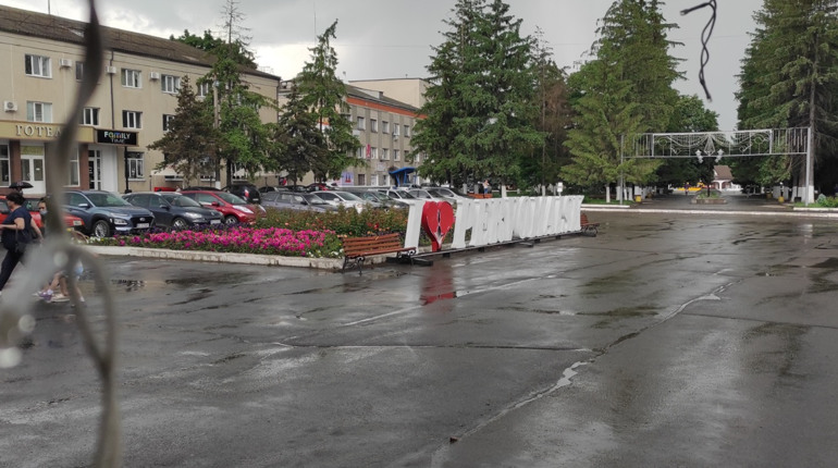 Первомайськ залило водою та засипало градом: фото та відеопідбірка з соцмереж