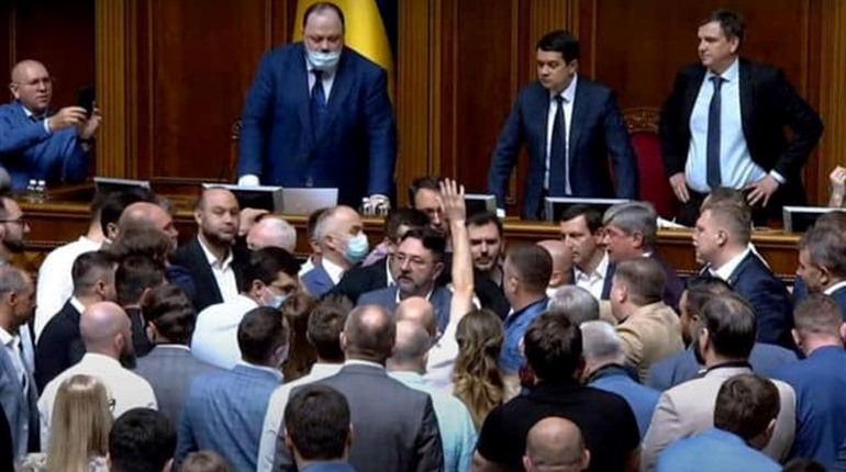 Наступить кінець епохи бідності: нардеп від "Слуги народу" пов'язав її з розстрілом фракції ОПЗЖ