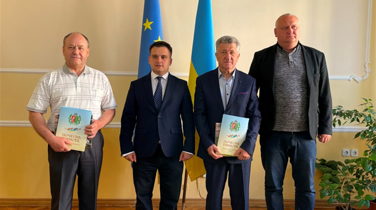 В Чернівецькій обласній раді привітали кіцманських медиків з професійним святом