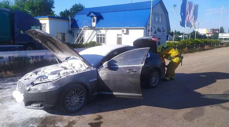 У Сарнах під час руху загорівся «Ягуар»
