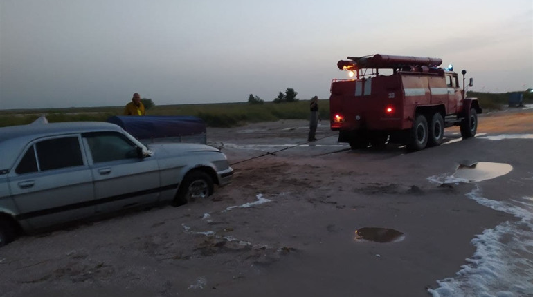На Азовском побережье без помощи спасателей не обошлись