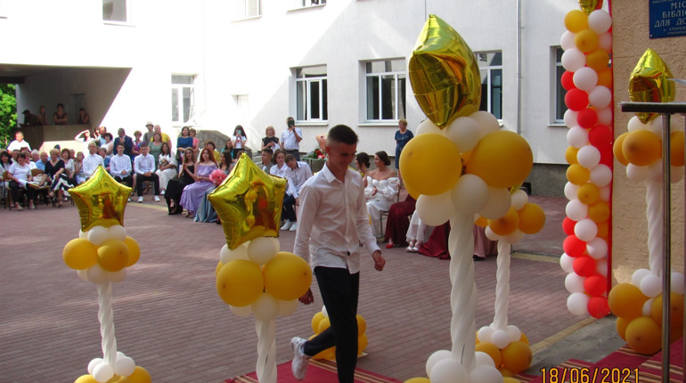 Старокостянинівські зірки: у сьомій школі випускників 2021 запросили на червону доріжку