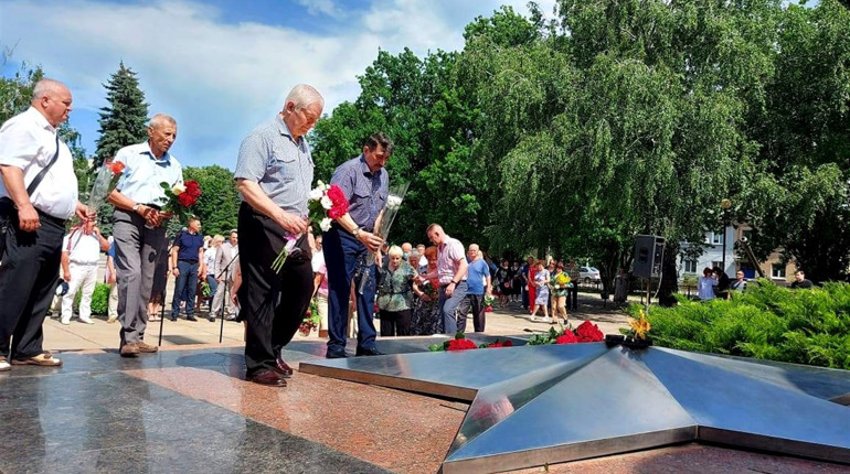 Фото дня: у Лозовій вшанували пам'ять жертв війни в Україні