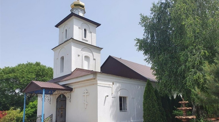 Злоумышленник украл крест и магнитолу из церкви
