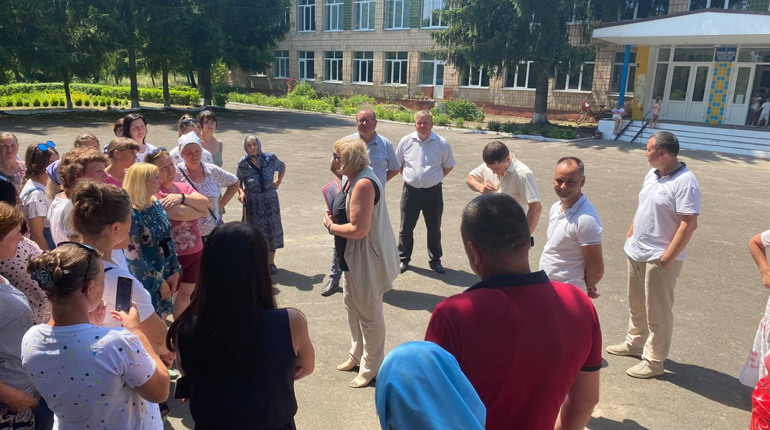 Протест в Яринівці проти реорганізації гімназії: чим закінчилось обговорення питання з владою