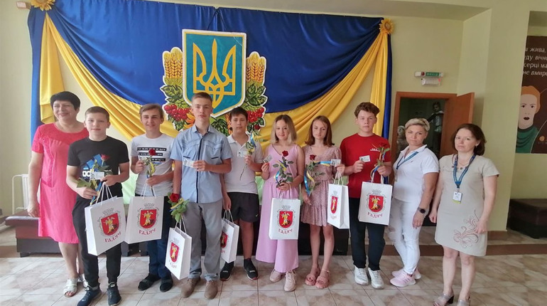 У Гадяцькій громаді підліткам вручали паспорти громадянина України