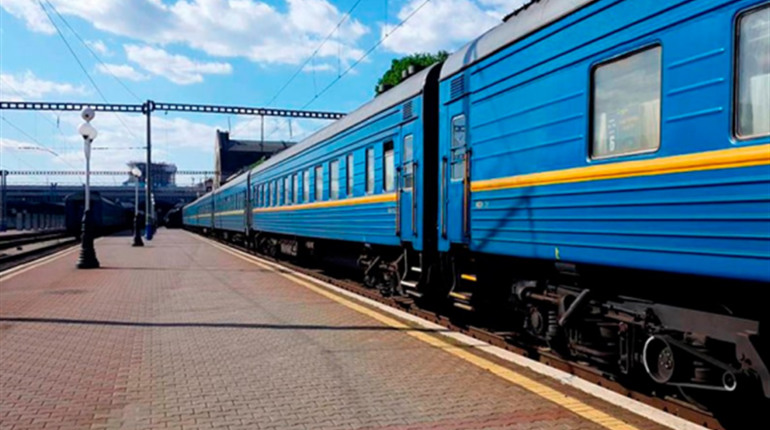 У Лозовій потяг смертельно травмував чоловіка: поліція просить опізнати загиблого