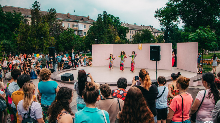 Подія у фото: святкові миті Дня молоді у сквері Визволення