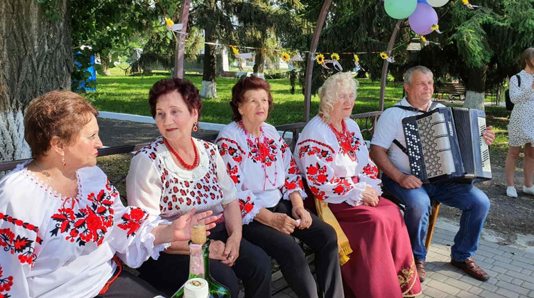 Троїчани під аркою “кумління” обрядові пісні співали та фото з кумами робили