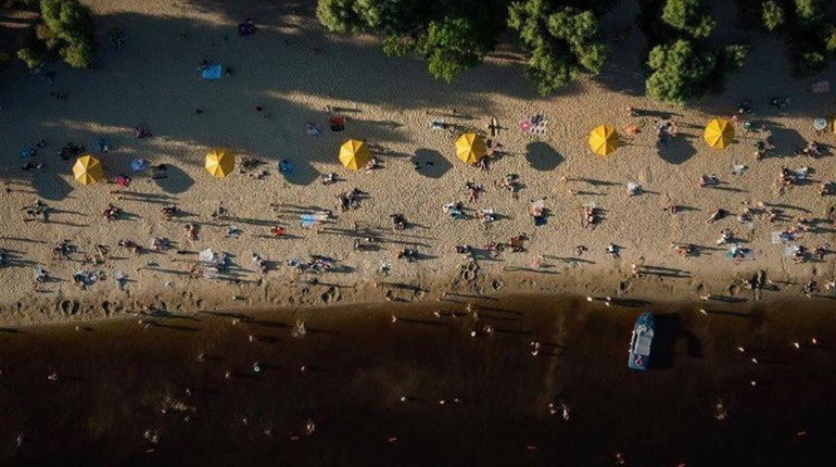 Золотий пляж, охолоджуючі рамки та пішохідні фонтани. Як врятуватися від спеки у Чернігові