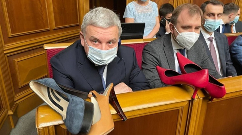 Скандал через військовий парад у Києві. Міністру оборони подарували взуття на підборах