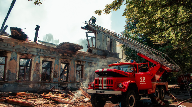 В Нікополі, в Старій частині міста згоріла історична будівля. Фото з місця події