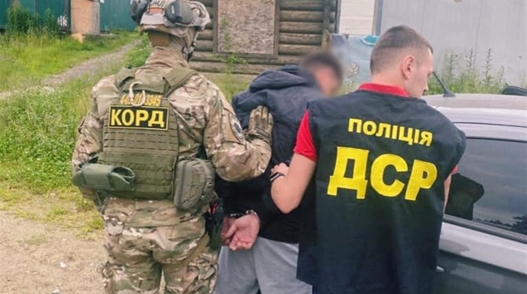 На Прикарпатті чоловік і дружина налагодили схему збуту наркотиків за допомогою інтернету
