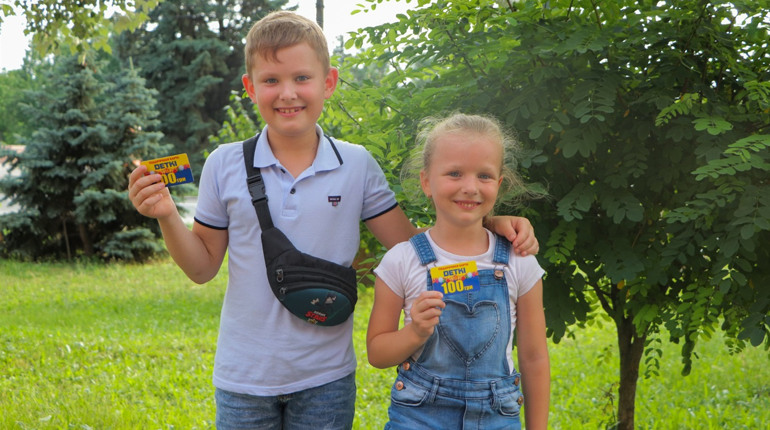 Нагородження переможців фотоконкурсу «Свято дитинства» призами від спонсорів та партнерів