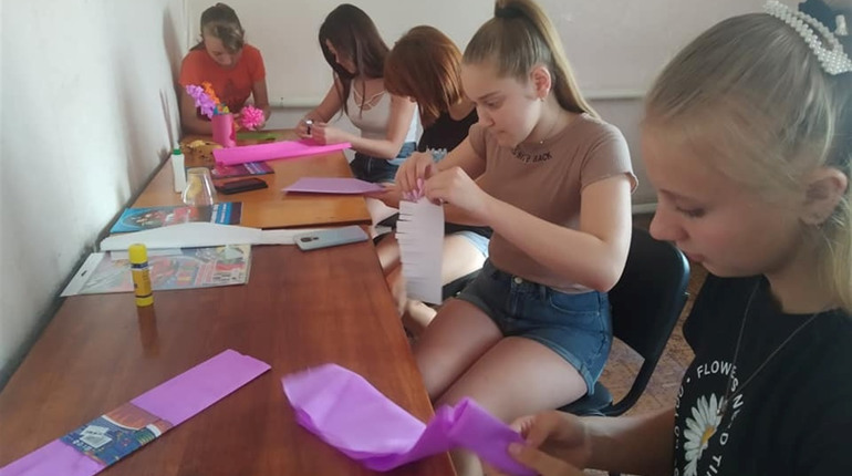 В Тимонівській бібілотеці і клубі виготовили квіти із паперу