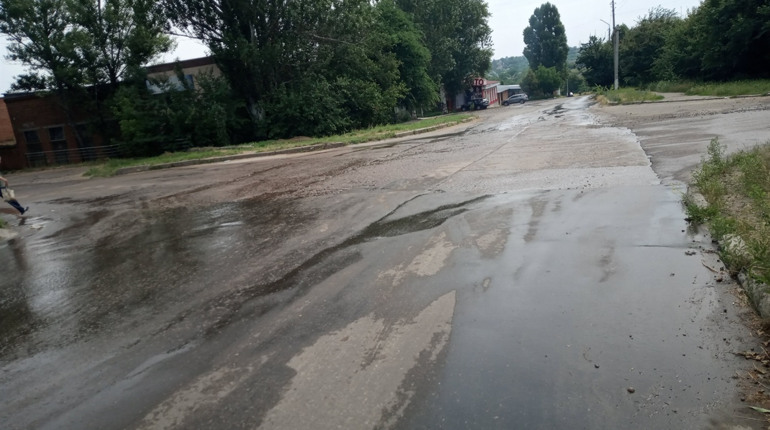 Тече річечка невеличечка: по Коротченка у Первомайську прорвало каналізацію, обережніше. Фотофакт