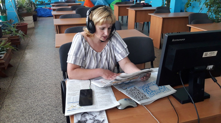 В Центральній бібліотеці читають книги для людей з вадами зору: як це відбувається
