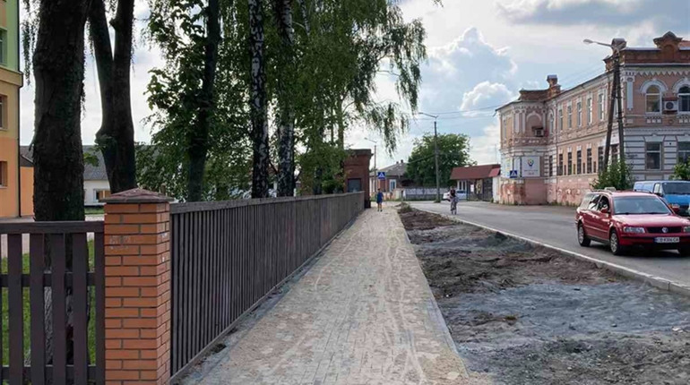 У Ніжині активно ремонтують тротуари. Роботи виконуються відповідно до календарного графіку