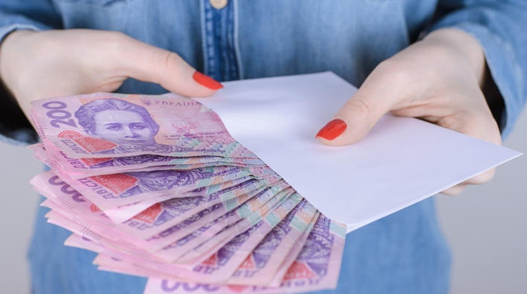 "Вистачає на комуналку та продукти": куди витрачають свої зарплати лозівчани?