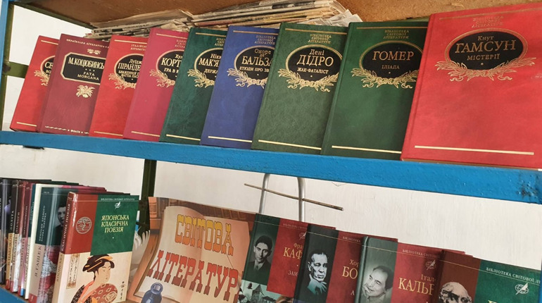 У Розпосіївці читачі дарують книги бібліотеці та збирають використані батарейки