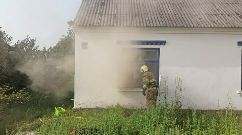 У Сарнах горів житловий будинок: за 20 хвилин пожежу ліквідували