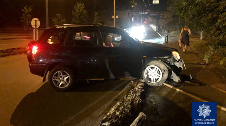 Нетверезий водій, який в'їхав на Любецькій в огорожу, має відшкодувати збитки місту