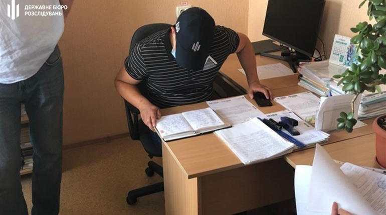 Працівник Державної екологічної інспекції вимагав 17 тис. грн з підприємства, що вирощує лохину