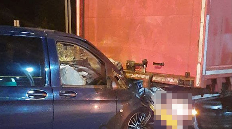 На трасі Київ-Чоп бус в'їхав у фуру: потерпілого госпіталізували до новоградської лікарні