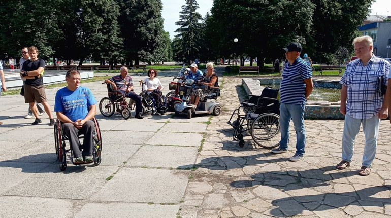 Шосткинським депутатам запропонували проїхати центром міста на інвалідному візку