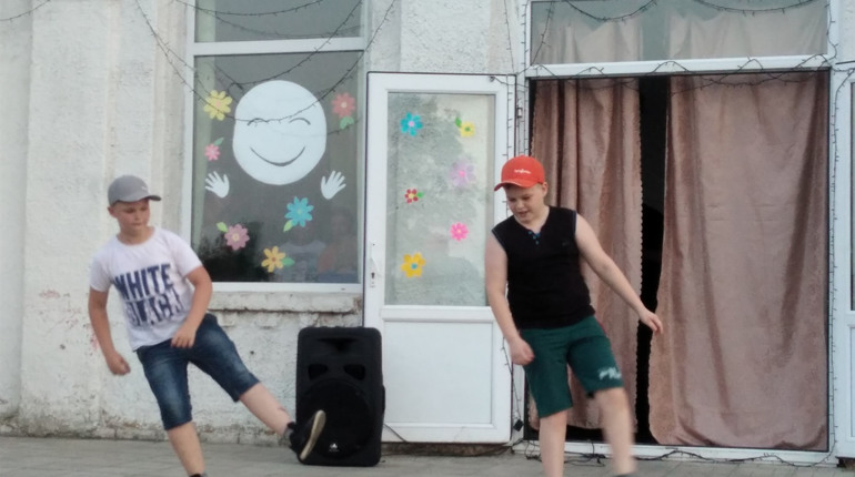 Зустріч вихідного дня відбулася біля селищного будинку культури