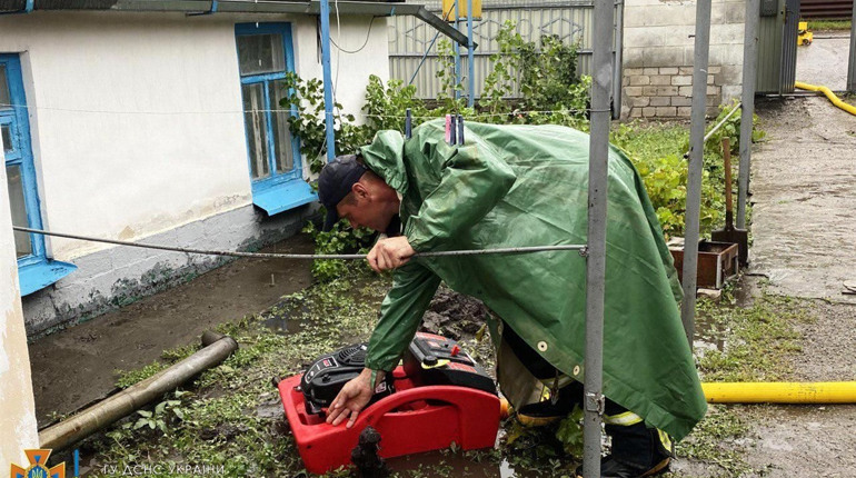 Спасатели помогали ликвидировать последствия ливней