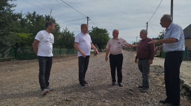 Про дороги, тривоги і щастя: з робочим візитом у Вараському районі побував нардеп Віктор М’ялик