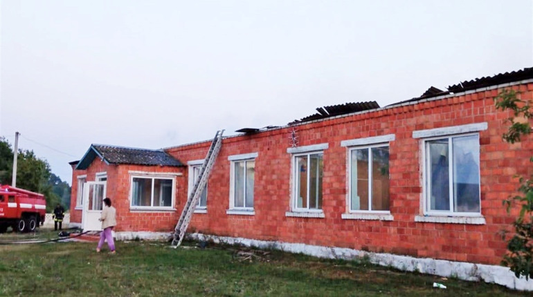 У Вараському районі від блискавки згорів дах школи