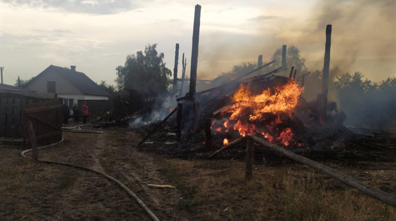 Згоріли 20 тонн сіна та господарчі будівлі: у Сарненському районі спалахнули дві пожежі