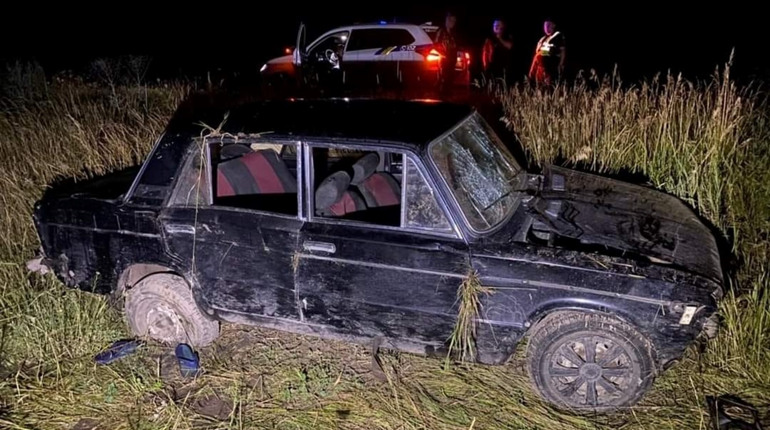 На дорозі Шостки-Вороніж перекинулось авто. Водій потрапив до лікарні