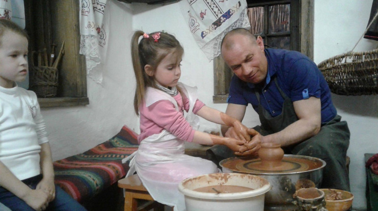 Майстер-класи із гончарства вже стали традиційними в Первомайському краєзнавчому музеї: спробуйте!