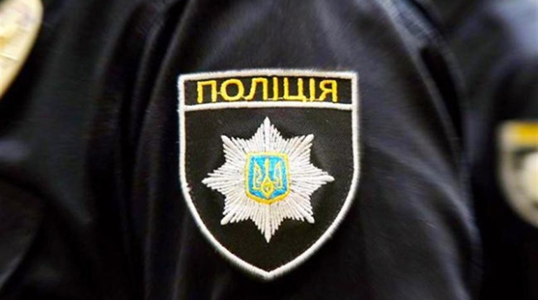 У Лозовій за будинком на 4 мікрорайоні помер чоловік: поліція просить лозівчан опізнати померлого