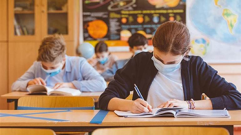 Під час карантину школи працюватимуть лише за умови вакцинації вчителів