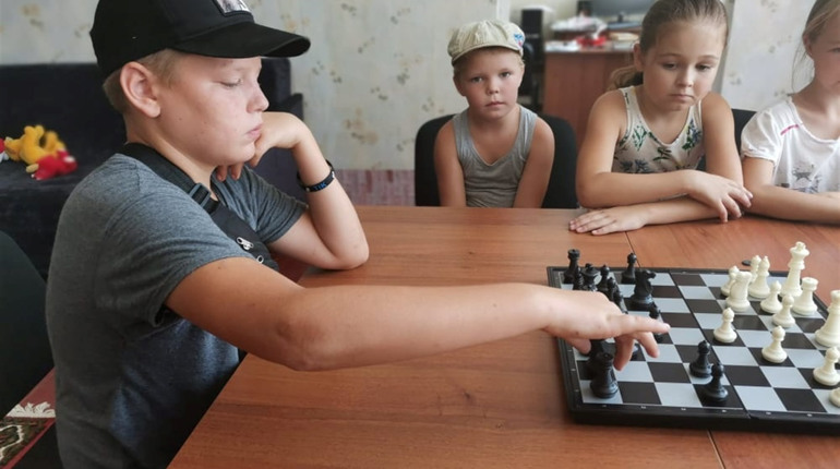 Як сільські діти навчаються грати у шахи в бібліотеці