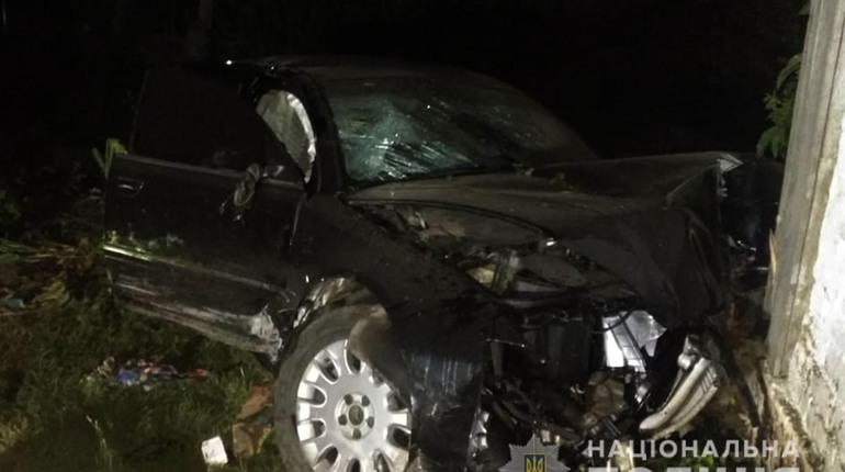 18-річна водійка не впоралась із керуванням і в'їхала у будинок. Двоє людей загинуло