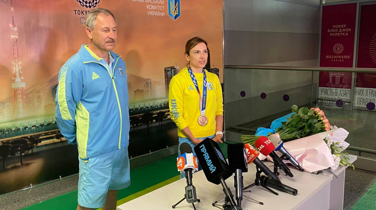 Стрільчиню Олену Костевич зустріли в Україні. Спортсменка повернулася з Олімпіади