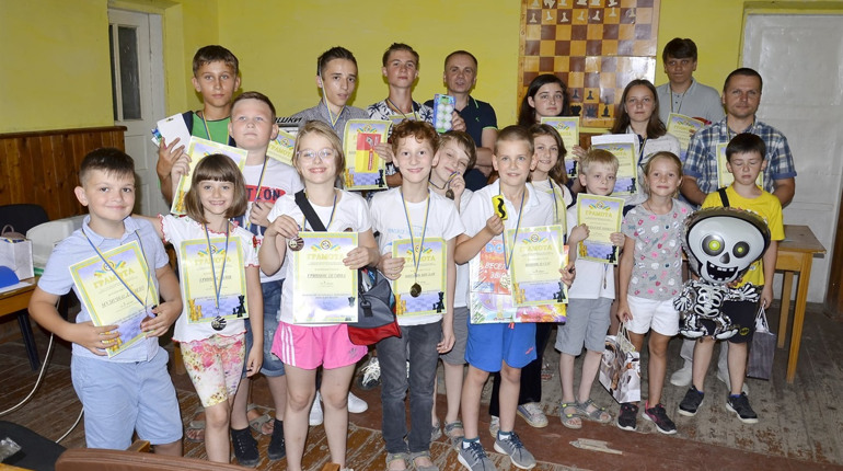 Хто переміг на чемпіонаті Дрогобича зі швидких шахів та як зіграли діти