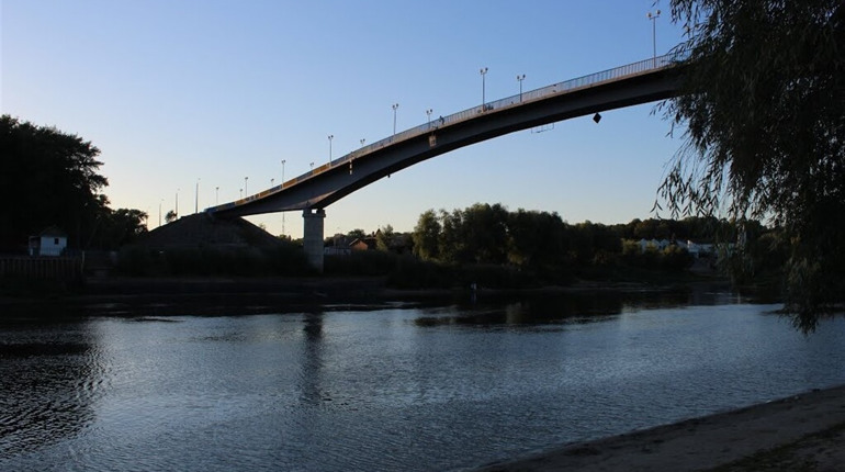Біля пішохідного мосту з води дістали тіло чоловіка. Особу і обставини смерті з'ясовують поліцейські