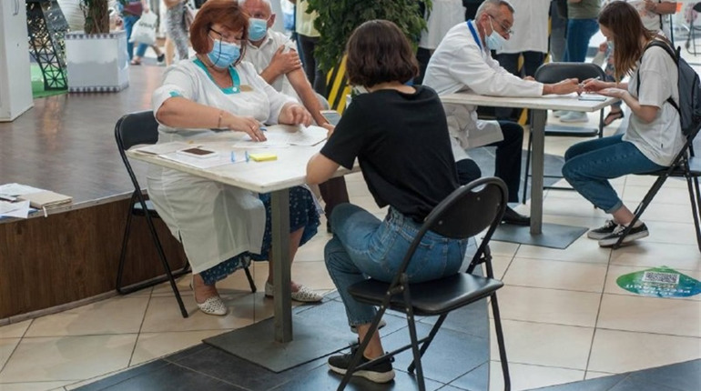 У херсонському ТРЦ щеплення проти COVID-19 вже отримали 10 тисяч людей