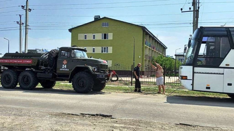 Вытащить автобус помогли спасатели