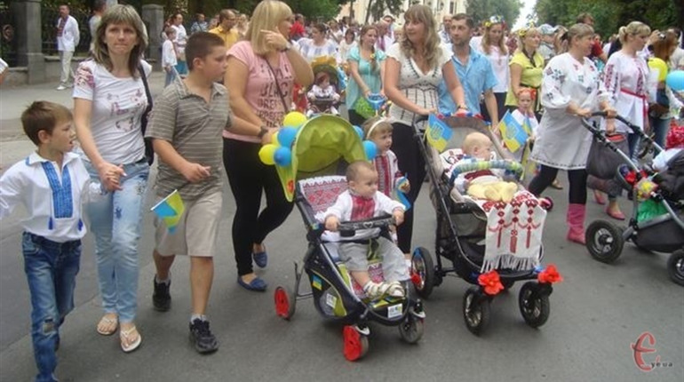 "Ukr.baby.car": найменших лозівчан запрошуються долучитися до святкової ходи "Лозівщина вишивана"
