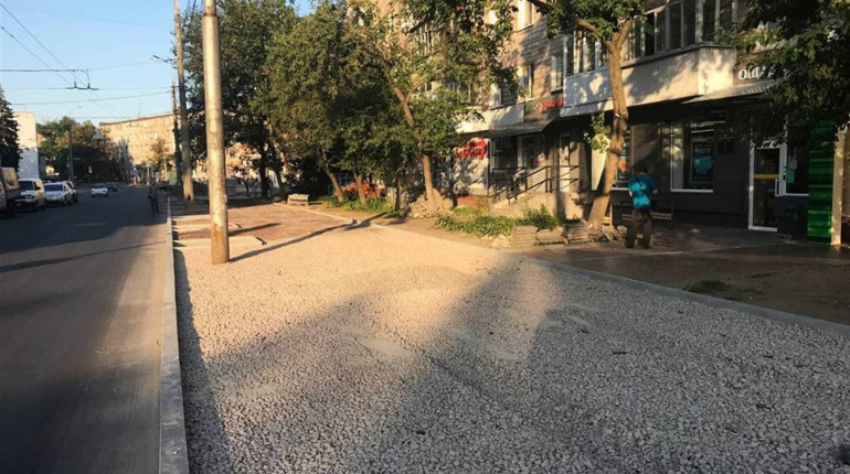 Під час ремонтів тротуарів на вулиці Шевченка спиляли 29 дерев. Замість них висадять 55 нових