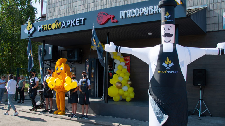 У Конотопі 14 серпня відкрився ще один магазин «Мясомаркет». Перші покупці отримали подарунки