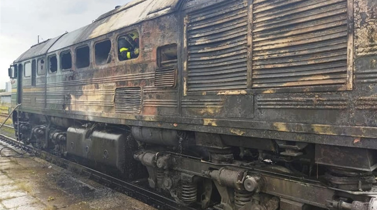 У Рівненському районі загорівся потяг — пожежу гасили степанські рятувальники