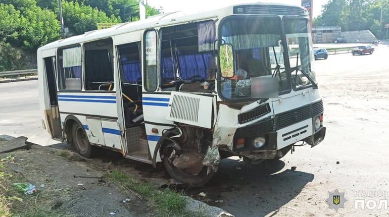 У Первомайську автобус гальмував за допомогою бордюру: травмувалося три жінки